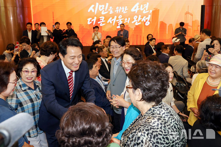 [서울=뉴시스] 박영태 기자 = 제40대 서울특별시장 취임식이 열린 1일 오전 서울 중구 서울시청에서 오세훈 서울시장이 취임식에 참석한 시민들과 인사를 나누고 있다. 2026.07.01. since1999@newsis.com