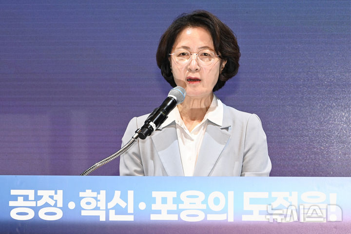 [수원=뉴시스] 김종택 기자 = 추미애 제37대 경기도지사가 1일 경기 수원시 경기도청에서 열린 취임식에서 취임사를 하고 있다. 2026.07.01. jtk@newsis.com