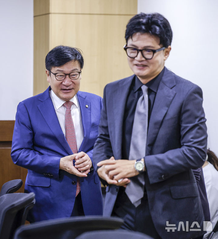[서울=뉴시스] 정병혁 기자 = 정점식 국민의힘 원내대표와 한동훈 무소속 의원이 1일 서울 여의도 국회 의원회관에서 열린 ‘상속세 개편의 경제적 효과’ 토론회에서 이석하고 있다. 2026.07.01. jhope@newsis.com