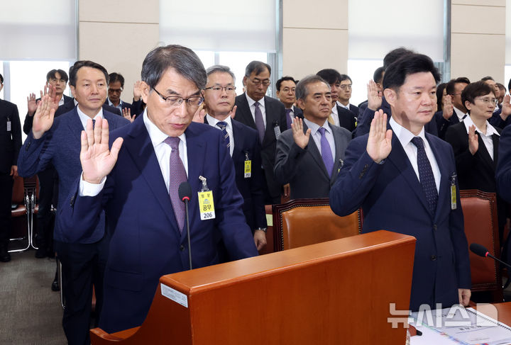 [서울=뉴시스] 최진석 기자 = 노태악 전 중앙선거관리위원회 위원장이 1일 여의도 국회에서 열린 제9회 전국동시지방선거 투표용지 부족사태 등 국민 참정권 침해 진상규명 및 선거관리 개혁을 위한 국정조사특별위원회 제3차 전체회의에서 증인선서를 하고 있다. 2026.07.01. myjs@newsis.com