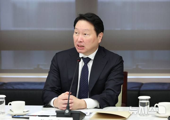 [서울=뉴시스] 김금보 기자 = 최태원 SK그룹 회장 겸 대한상공회의소 회장이 지난 1일 오전 서울 중구 대한상공회의소에서 열린 '국회의장-대한상공회의소 경제대도약 간담회'에서 발언하고 있다. 2026.07.01. kgb@newsis.com
