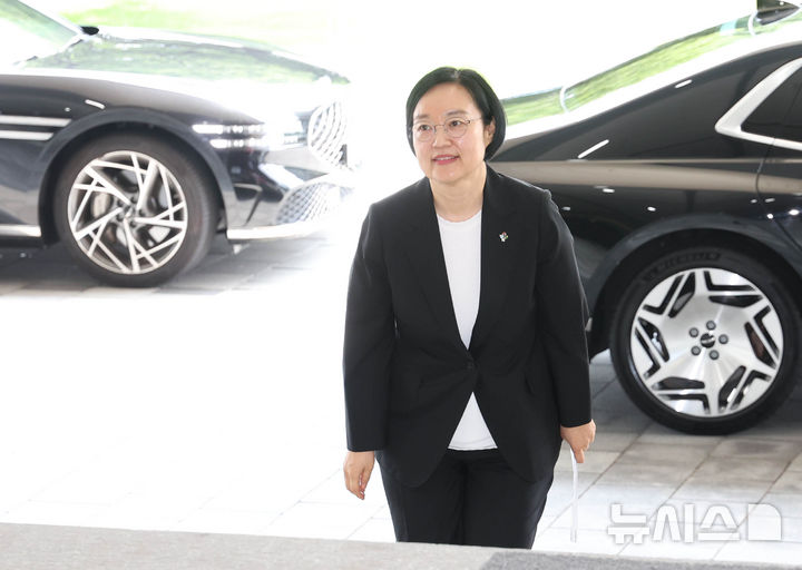 [서울=뉴시스] 조수정 기자 = 한성숙 신임 국무총리가 1일 오전 서울 종로구 정부서울청사에 첫 등청하고 있다. 2026.07.01. chocrystal@newsis.com