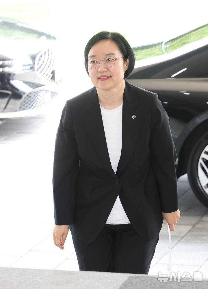 [서울=뉴시스] 조수정 기자 = 한성숙 신임 국무총리가 1일 오전 서울 종로구 정부서울청사에 첫 등청하고 있다. 2026.07.01. chocrystal@newsis.com