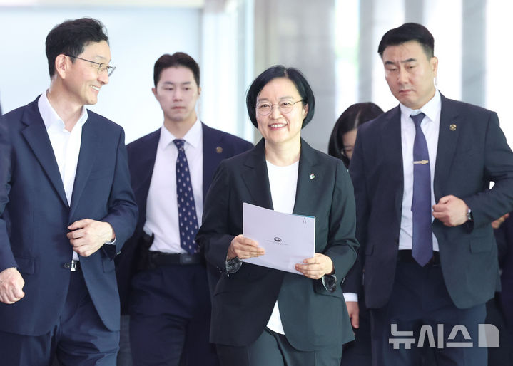 [서울=뉴시스] 조수정 기자 = 한성숙 신임 국무총리가 1일 오전 서울 종로구 정부서울청사에 첫 등청하며 윤창렬(왼쪽) 국무조정실장과 대화하고 있다. 2026.07.01. chocrystal@newsis.com