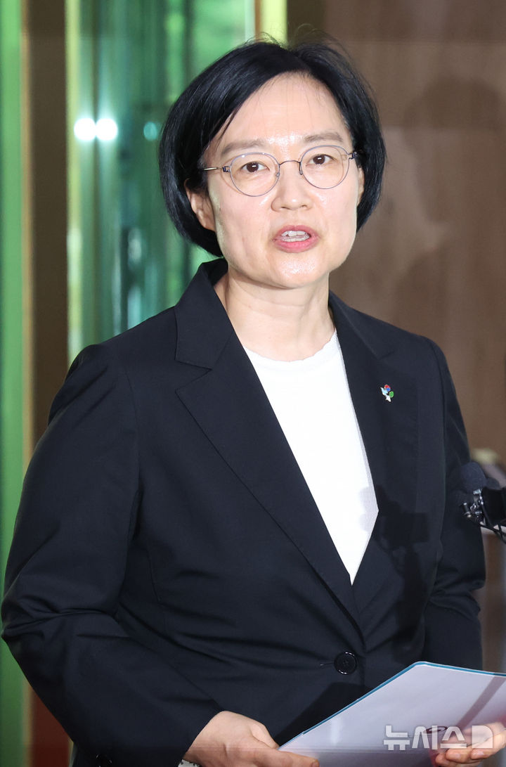 [서울=뉴시스] 조수정 기자 = 한성숙 신임 국무총리가 1일 오전 서울 종로구 정부서울청사에 첫 등청하며 취재진의 질문에 답하고 있다. 2026.07.01. chocrystal@newsis.com