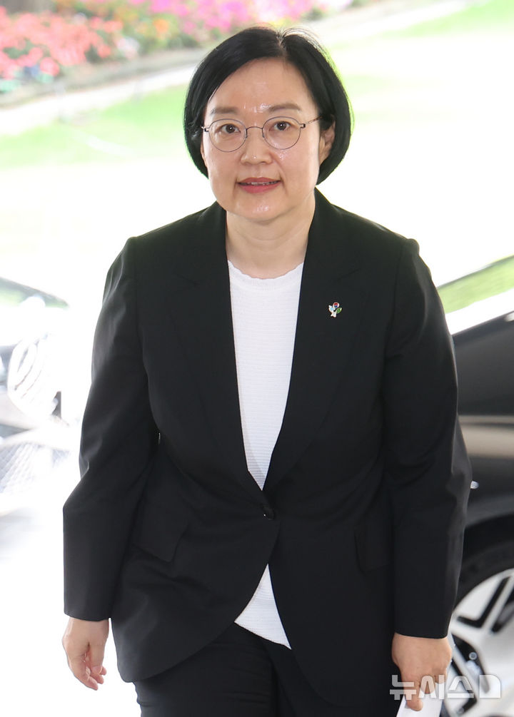 [서울=뉴시스] 조수정 기자 = 한성숙 신임 국무총리가 1일 오전 서울 종로구 정부서울청사에 첫 등청하고 있다. 2026.07.01. chocrystal@newsis.com
