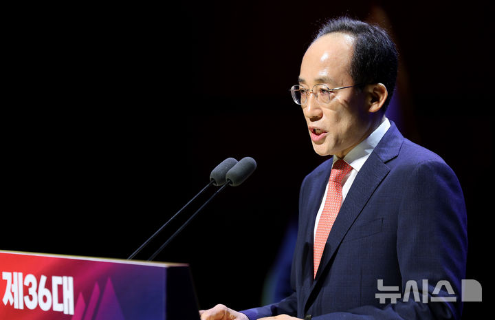 [대구=뉴시스] 이무열 기자 = 추경호 대구시장이 1일 오전 대구 달서구 문화예술회관 팔공홀에서 열린 제36대 대구광역시장 취임식에서 취임사를 하고 있다. 2026.07.01. lmy@newsis.com