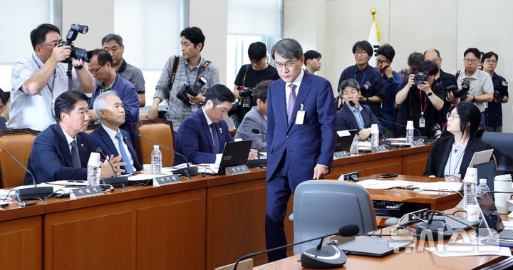 [서울=뉴시스] 최진석 기자 = 노태악 전 중앙선거관리위원회 위원장이 1일 여의도 국회에서 열린 제9회 전국동시지방선거 투표용지 부족사태 등 국민 참정권 침해 진상규명 및 선거관리 개혁을 위한 국정조사특별위원회 제3차 전체회의에서 선서문 제출 뒤 자리로 이동하고 있다. 2026.07.01. myjs@newsis.com
