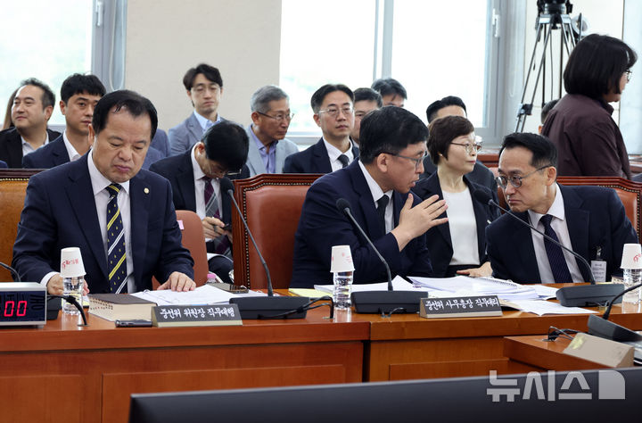 [서울=뉴시스] 최진석 기자 = 위철환 중앙선관위원장 직무대행이 1일 여의도 국회에서 열린 제9회 전국동시지방선거 투표용지 부족사태 등 국민 참정권 침해 진상규명 및 선거관리 개혁을 위한 국정조사특별위원회 제3차 전체회의에서 자료를 살펴보고 있다. 앞줄 왼쪽부터 위 직무대행, 강동완 중앙선관위 사무총장 직무대리, 허철훈 중앙선관위 전 사무총장. 2026.07.01. myjs@newsis.com