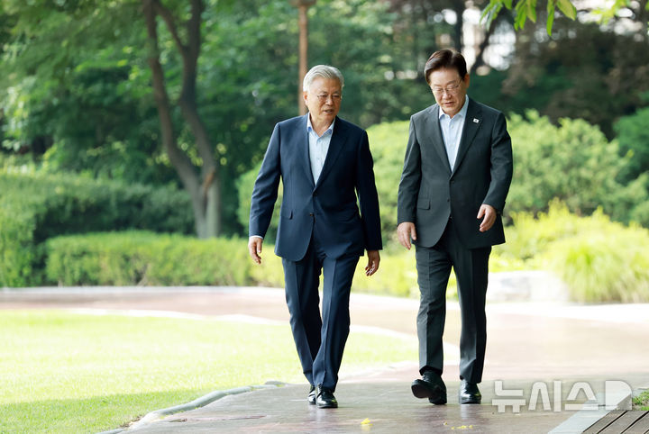 [서울=뉴시스] 조성봉 기자 = 이재명 대통령과 문재인 전 대통령이 1일 청와대에서 오찬을 위해 이동하며 대화하고 있다. (청와대통신사진기자단) 2026.07.01. suncho@newsis.com