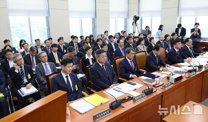 [서울=뉴시스] 최진석 기자 = 1일 여의도 국회에서 제9회 전국동시지방선거 투표용지 부족사태 등 국민 참정권 침해 진상규명 및 선거관리 개혁을 위한 국정조사특별위원회 제3차 전체회의가 열리고 있다. 2026.07.01. myjs@newsis.com