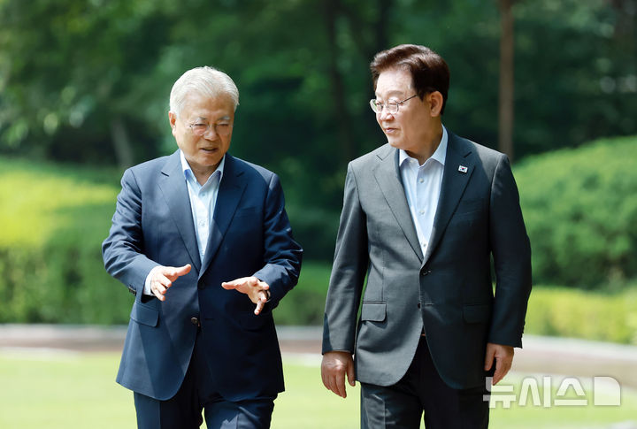 [서울=뉴시스] 조성봉 기자 = 이재명 대통령과 문재인 전 대통령이 1일 청와대에서 오찬을 위해 이동하며 대화하고 있다. (청와대통신사진기자단) 2026.07.01. suncho@newsis.com