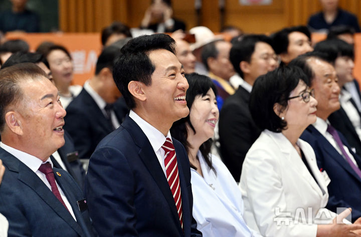 [서울=뉴시스] 박영태 기자 = 제40대 서울특별시장 취임식이 열린 1일 오전 서울 중구 서울시청에서 오세훈 서울시장이 밝게 웃고 있다. 2026.07.01. since1999@newsis.com