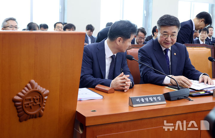 [서울=뉴시스] 최진석 기자 = 윤호중(오른쪽) 행정안전부 장관과 박정보 서울경찰청장이 1일 여의도 국회에서 열린 제9회 전국동시지방선거 투표용지 부족사태 등 국민 참정권 침해 진상규명 및 선거관리 개혁을 위한 국정조사특별위원회 제3차 전체회의에서 대화를 나누고 있다. 2026.07.01. myjs@newsis.com