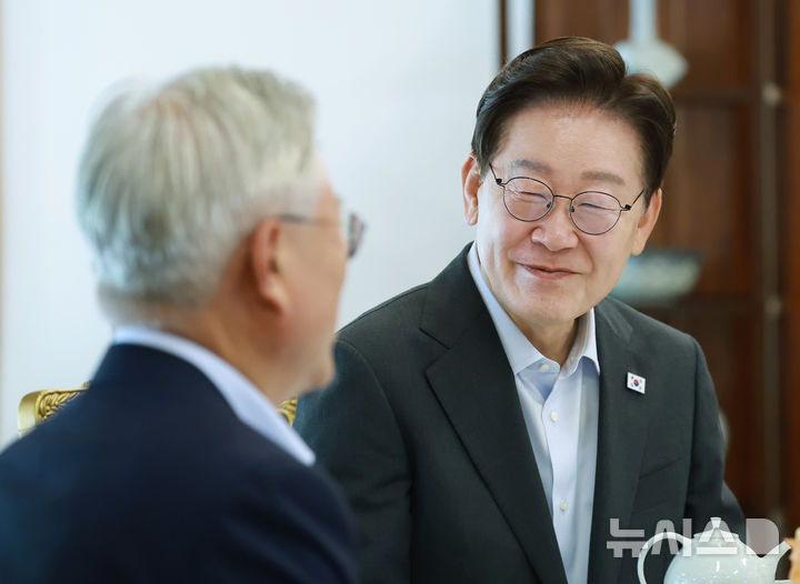 이 대통령, 문재인 전 대통령과 오찬…"내부 단합·외연 확장 조화롭게 해야"