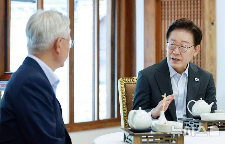 [서울=뉴시스] 조성봉 기자 = 이재명 대통령이 1일 청와대 상춘재에서 문재인 전 대통령과 오찬에 앞서 차담을 하고 있다.(청와대통신사진기자단) 2026.07.01. suncho@newsis.com