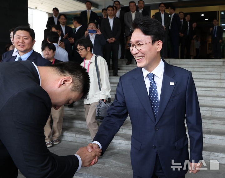 [서울=뉴시스] 조수정 기자 = 김민석 국무총리가 1일 오전 서울 종로구 정부서울청사에서 열린 제49대 국무총리 이임식을 마친 뒤 청사를 떠나며 직원과 인사하고 있다. 2026.07.01. chocrystal@newsis.com