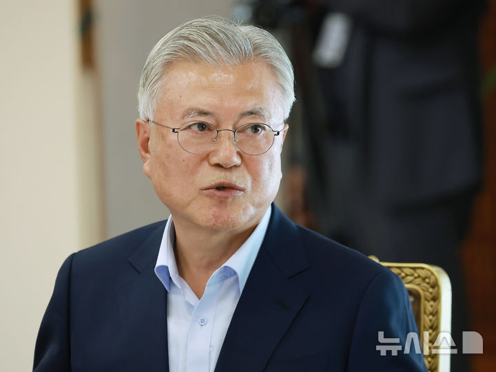 [서울=뉴시스] 조성봉 기자 = 전 사위의 급여와 관련해 뇌물 혐의로 재판에 넘겨진 문재인(73) 전 대통령 사건이 반년만에 재개된다. 사진은 문 전 대통령이 지난 1일 청와대 상춘재에서 이재명 대통령과 오찬에 앞서 차담을 하는 모습.(청와대통신사진기자단) 2026.07.14. suncho@newsis.com