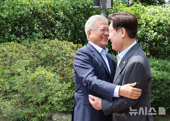 [서울=뉴시스] 조성봉 기자 = 이재명 대통령이 1일 청와대에서 문재인 전 대통령과 오찬 회동을 하기 전 포옹 인사를 하고 있다. (청와대통신사진기자단) 2026.07.01. suncho@newsis.com
