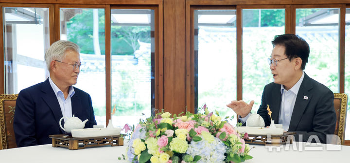 [서울=뉴시스] 조성봉 기자 = 이재명 대통령과 문재인 전 대통령이 1일 청와대 상춘재에서 오찬에 앞서 차담을 하고 있다. (청와대통신사진기자단) 2026.07.01. suncho@newsis.com