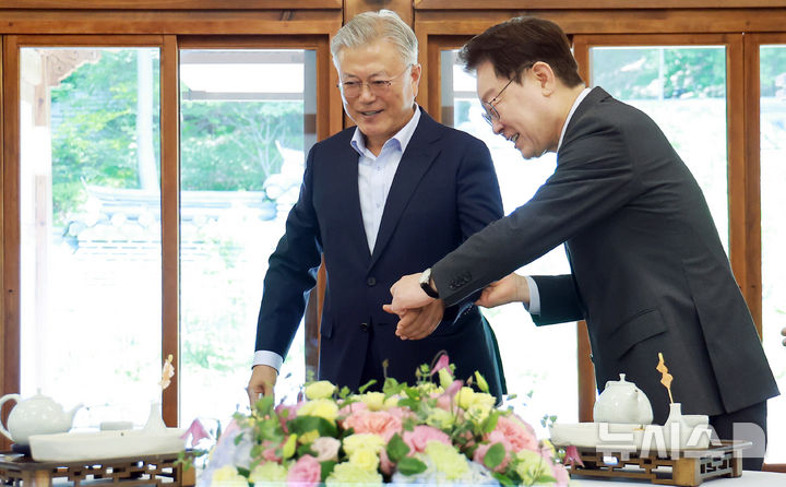 [서울=뉴시스] 조성봉 기자 = 이재명 대통령과 문재인 전 대통령이 1일 청와대 상춘재에서 오찬을 위해 입장하고 있다. (청와대통신사진기자단) 2026.07.01. suncho@newsis.com