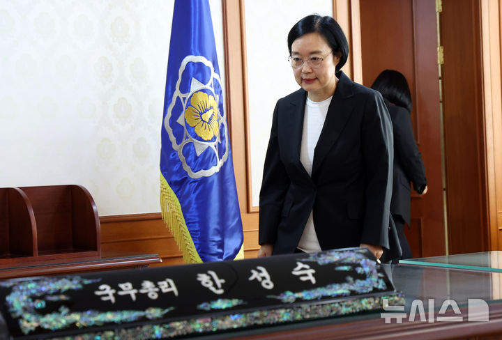 [서울=뉴시스] 조수정 기자 = 한성숙 국무총리가 1일 오전 서울 종로구 정부서울청사 집무실에서 첫 업무를 시작하고 있다. (공동취재) 2026.07.01. chocrystal@newsis.com