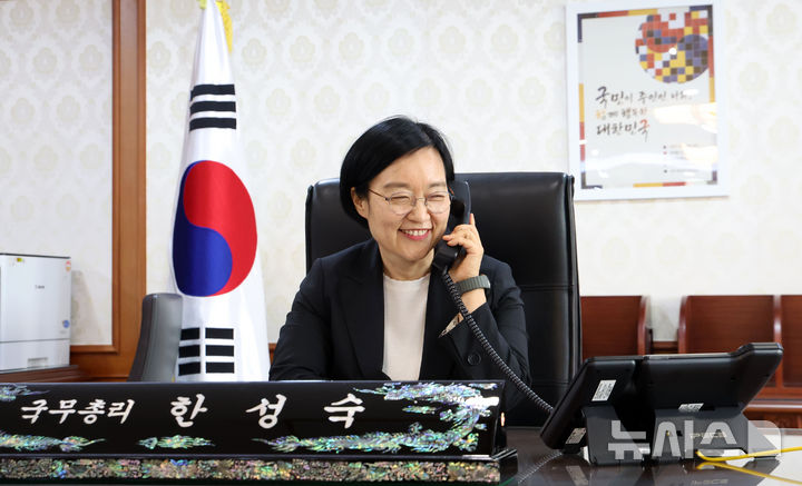 [서울=뉴시스] 조수정 기자 = 한성숙 국무총리가 1일 오전 서울 종로구 정부서울청사 집무실에서 첫 업무를 시작하고 있다. (공동취재) 2026.07.01. chocrystal@newsis.com