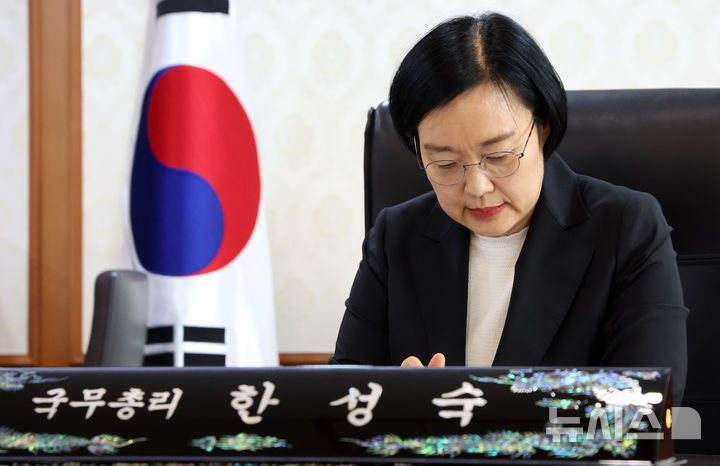 [서울=뉴시스] 조수정 기자 = 한성숙 국무총리가 1일 오전 서울 종로구 정부서울청사 집무실에서 첫 업무를 시작하고 있다. (공동취재) 2026.07.01. chocrystal@newsis.com