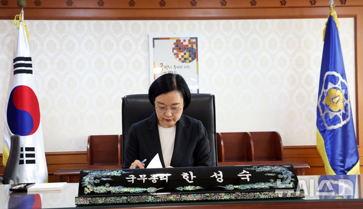 [서울=뉴시스] 조수정 기자 = 한성숙 국무총리가 1일 오전 서울 종로구 정부서울청사 집무실에서 첫 업무를 시작하고 있다. (공동취재) 2026.07.01. chocrystal@newsis.com