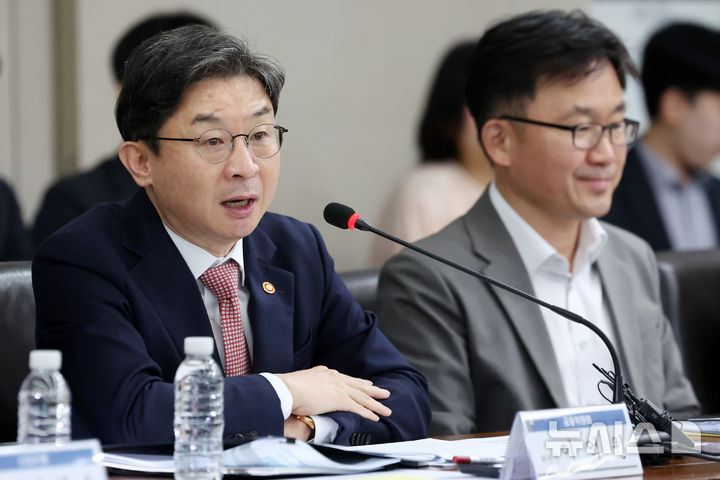 [서울=뉴시스] 조성우 기자 = 이억원(왼쪽) 금융위원회 위원장이 1일 서울 여의도 산업은행 본점에서 열린 국민성장펀드-M.AX 프론티어 프로젝트 민관 합동 간담회에서 인사말을 하고 있다. 2026.07.01. xconfind@newsis.com
