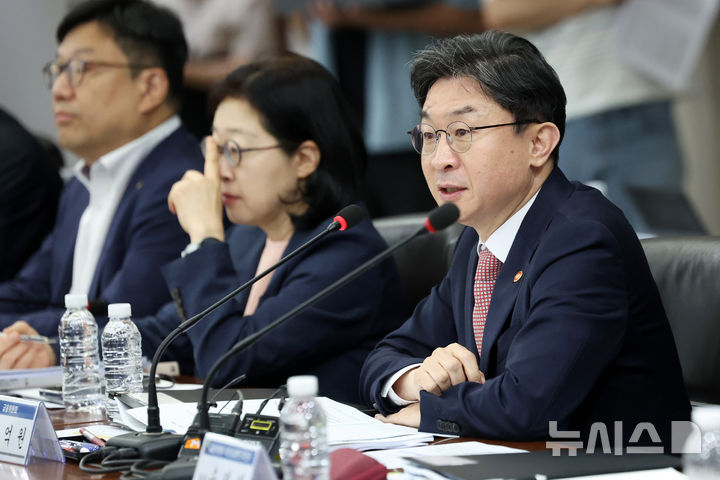 [서울=뉴시스] 조성우 기자 = 이억원 금융위원회 위원장이 1일 서울 여의도 산업은행 본점에서 열린 국민성장펀드-M.AX 프론티어 프로젝트 민관 합동 간담회에서 인사말을 하고 있다. 2026.07.01. xconfind@newsis.com