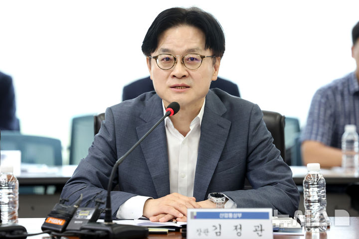 [서울=뉴시스] 조성우 기자 = 김정관 산업통상부 장관이 1일 서울 여의도 산업은행 본점에서 열린 국민성장펀드-M.AX 프론티어 프로젝트 민관 합동 간담회에서 인사말을 하고 있다. 2026.07.01. xconfind@newsis.com