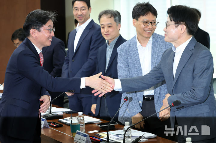 이억원 위원장 김정관 장관 합동간담회 참석