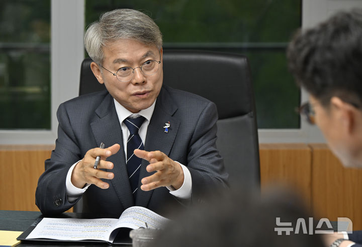[순천=뉴시스] 박기웅 기자 = 민형배 초대 전남광주통합특별시장이 취임한 1일 오전 전남광주 순천시 동부청사로 출근해 업무보고를 받고 있다. 민 시장은 이날 취임 제1호 결재로 '민생 지원 및 통합 100일 실행계획'에 서명했다. 2026.07.01. pboxer@newsis.com