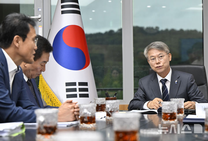 [순천=뉴시스] 박기웅 기자 = 민형배 초대 전남광주통합특별시장이 취임한 1일 오전 전남광주 순천시 동부청사로 출근해 업무보고를 받고 있다. 민 시장은 이날 취임 제1호 결재로 '민생 지원 및 통합 100일 실행계획'에 서명했다. 2026.07.01. pboxer@newsis.com