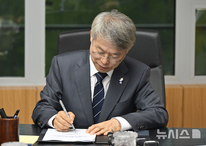 [순천=뉴시스] 박기웅 기자 = 민형배 초대 전남광주통합특별시장이 취임 첫날인 1일 오전 전남광주 순천시 동부청사로 출근해 업무보고를 받고 취임 제1호 결재로 '민생 지원 및 통합 100일 실행계획'에 서명을 하고 있다. 2026.07.01. pboxer@newsis.com