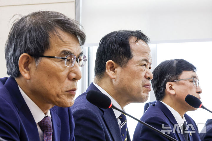 [서울=뉴시스] 정병혁 기자 = 대법원이 이른바 '투표용지 부족 사태'가 발생한 6·3 국회의원 재보궐 선거와 제9회 전국동시지방선거의 무효를 요구하는 첫 선거소송의 심리에 착수한 것으로 파악됐다. 노태악 전 중앙선관위원장과 위철환 중앙선관위원장 직무대행이 1일 서울 여의도 국회에서 열린 제9회 전국동시지방선거 투표용지 부족사태 등 국민 참정권 침해 진상규명 및 선거관리 개혁을 위한 국정조사특별위원회 제3차 전체회의에서 의원 질문을 듣고 있다. 2026.07.01. jhope@newsis.com