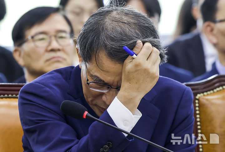 [서울=뉴시스] 정병혁 기자 = 6·3 지방선거 이후 점화한 중앙선거관리위원회(선관위)의 외유성 출장 등 방만 운영 의혹을 들여다보는 합동수사본부(본부장 김태훈 서울중앙지검 3차장)가 2일 의혹을 제기한 이들을 조사한다. 사진은 노태악 전 선관위원장. 2026.07.02. jhope@newsis.com