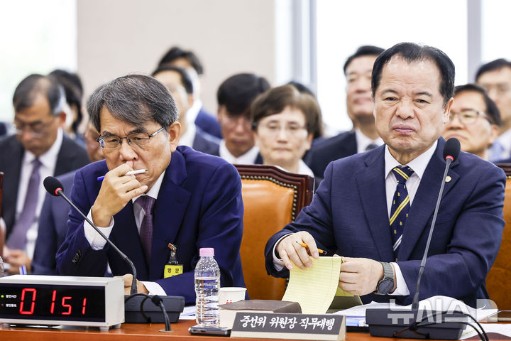 [서울=뉴시스] 정병혁 기자 = 노태악 전 중앙선관위원장과 위철환 중앙선관위원장 직무대행이 1일 서울 여의도 국회에서 열린 제9회 전국동시지방선거 투표용지 부족사태 등 국민 참정권 침해 진상규명 및 선거관리 개혁을 위한 국정조사특별위원회 제3차 전체회의에서 의원 질문을 듣고 있다. 2026.07.01. jhope@newsis.com