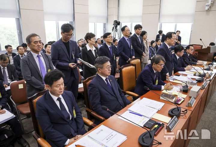 [서울=뉴시스] 정병혁 기자 = 위철환 중앙선관위원장 직무대행을 비롯한 선관위원들이 1일 서울 여의도 국회에서 열린 제9회 전국동시지방선거 투표용지 부족사태 등 국민 참정권 침해 진상규명 및 선거관리 개혁을 위한 국정조사특별위원회 제3차 전체회의에서 의원 질의에 답하기 위해 일어나 있다. 2026.07.01. jhope@newsis.com