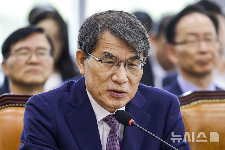 [서울=뉴시스] 정병혁 기자 = 노태악 전 중앙선관위원장이 1일 서울 여의도 국회에서 열린 제9회 전국동시지방선거 투표용지 부족사태 등 국민 참정권 침해 진상규명 및 선거관리 개혁을 위한 국정조사특별위원회 제3차 전체회의에서 의원 질의에 답하고 있다 2026.07.01. jhope@newsis.com