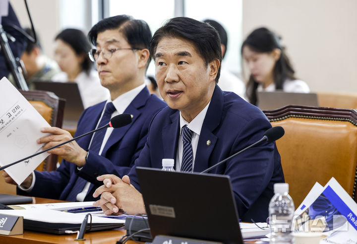 [서울=뉴시스] 정병혁 기자 = 이기헌 더불어민주당 의원이 지난 7월 1일 서울 여의도 국회에서 열린 제9회 전국동시지방선거 투표용지 부족사태 등 국민 참정권 침해 진상규명 및 선거관리 개혁을 위한 국정조사특별위원회 제3차 전체회의에서 신상발언을 하고 있다 2026.07.01. jhope@newsis.com