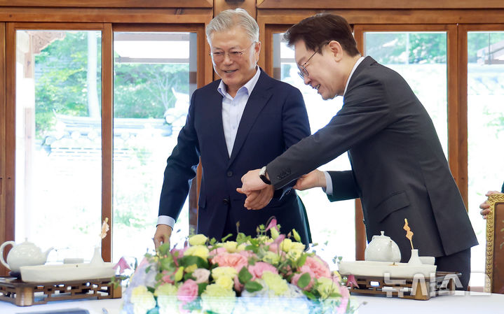 [서울=뉴시스] 조성봉 기자 = 이재명 대통령과 문재인 전 대통령이 1일 청와대 상춘재에서 오찬을 하기 위해 입장하고 있다. (청와대통신사진기자단) 2026.07.01. suncho@newsis.com