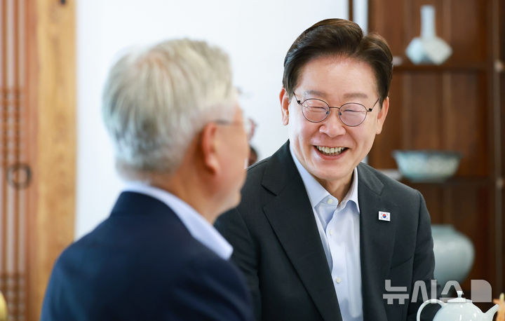 [서울=뉴시스] 조성봉 기자 = 이재명 대통령이 1일 청와대 상춘재에서 문재인 전 대통령과 오찬에 앞서 차담을 하고 있다. (청와대통신사진기자단) 2026.07.01. suncho@newsis.com