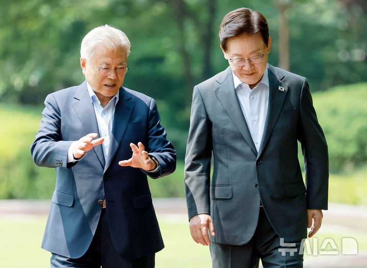 [서울=뉴시스] 조성봉 기자 = 이재명 대통령과 문재인 전 대통령이 1일 청와대에서 오찬을 하기 위해 상춘재로 이동하며 대화하고 있다. (청와대통신사진기자단) 2026.07.01. suncho@newsis.com