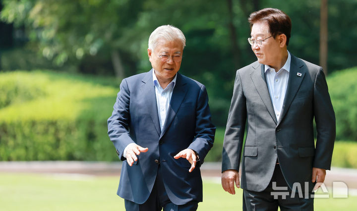 [서울=뉴시스] 조성봉 기자 = 이재명 대통령과 문재인 전 대통령이 1일 청와대에서 오찬을 하기 위해 상춘재로 이동하며 대화하고 있다. (청와대통신사진기자단) 2026.07.01. suncho@newsis.com