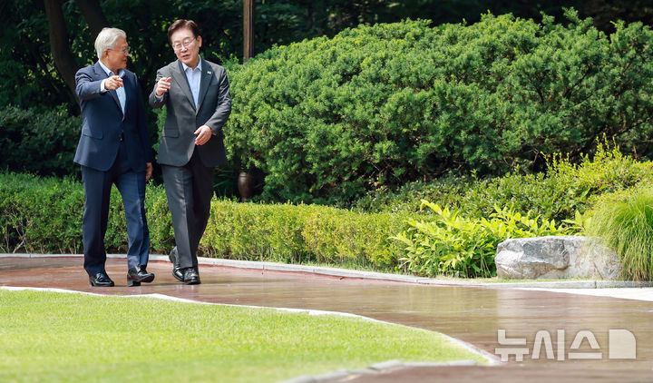 [서울=뉴시스] 조성봉 기자 = 이재명 대통령과 문재인 전 대통령이 1일 청와대에서 오찬을 하기 위해 상춘재로 이동하며 대화하고 있다. (청와대통신사진기자단) 2026.07.01. suncho@newsis.com