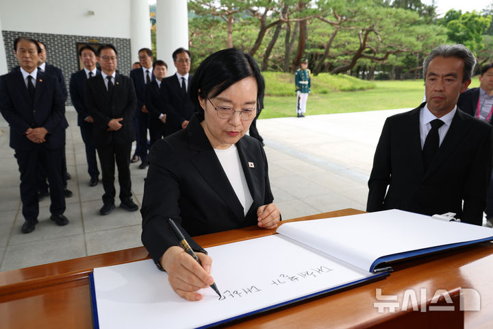 [서울=뉴시스] 고승민 기자 = 한성숙 신임 국무총리가 1일 국립서울현충원에서 현충탑 참배를 마친 뒤 방명록을 작성하고 있다. 2026.07.01. kkssmm99@newsis.com
