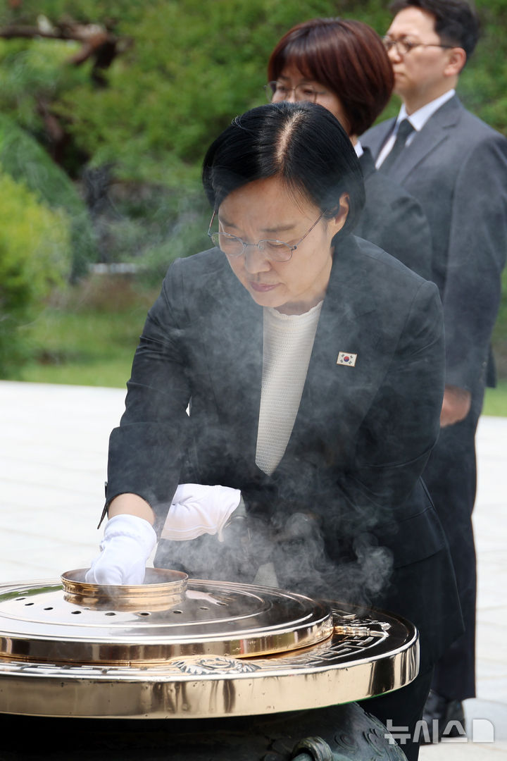 [서울=뉴시스] 고승민 기자 = 한성숙 신임 국무총리가 1일 국립서울현충원 현충탑에서 분향을 하고 있다. 2026.07.01. kkssmm99@newsis.com
