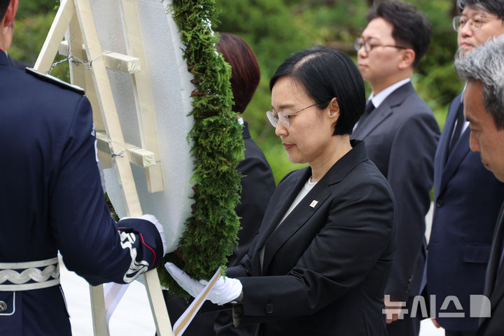 [서울=뉴시스] 고승민 기자 = 한성숙 신임 국무총리가 1일 국립서울현충원 현충탑에서 헌화를 하고 있다. 2026.07.01. kkssmm99@newsis.com